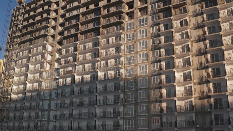 Construction de bâtiments de plusieurs étages. structures murales en béton. fenêtres à double légalisation. bâtiment de plusieurs banque de vidéos