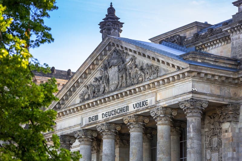 Construction de Reichstag ? Berlin, Allemagne Signe allemand de housewith du parlement et x22 ; le DEM deutschen le volke& x22 ; photos libres de droits Construction de Reichstag ? Berlin, Allemagne Signe allemand de housewith du parlement et x22 ; le DEM deutschen le volke& x22 ; photos libres de droits
