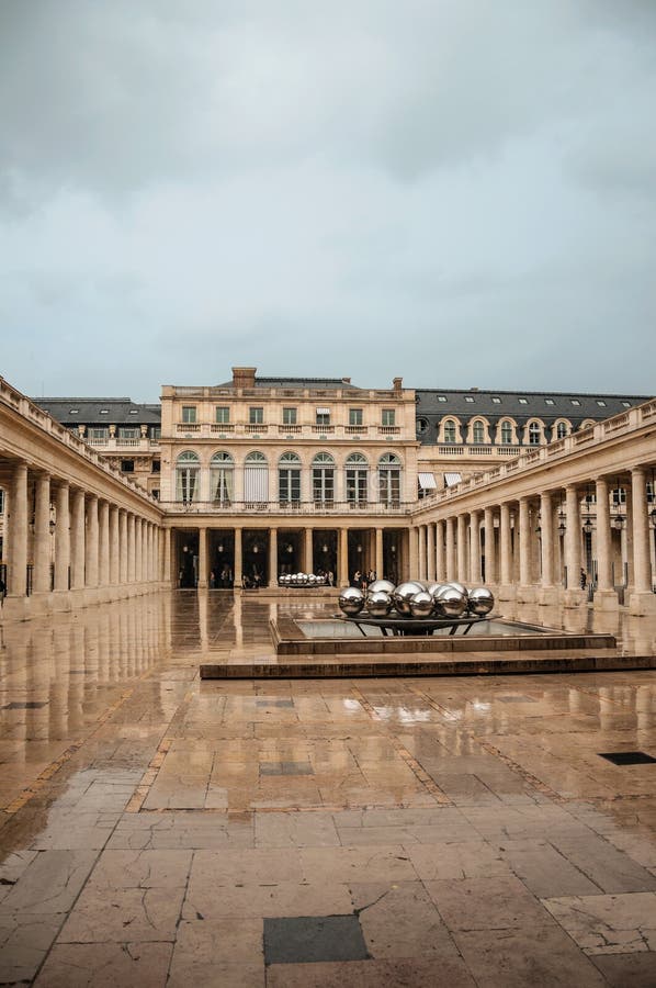 Construction et cour intérieure avec la sculpture moderne le jour pluvieux au Palais-Royal à Paris photographie stock Construction et cour intérieure avec la sculpture moderne le jour pluvieux au Palais-Royal à Paris photographie stock