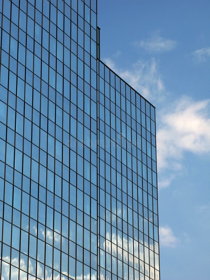 Réflexion de ciel sur la construction moderne
