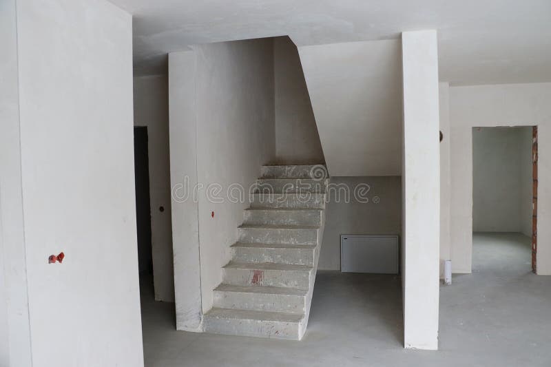 Construction photo of staircase detail with monolithic concrete steps and bare on empty walls stairs foto de stock royalty free