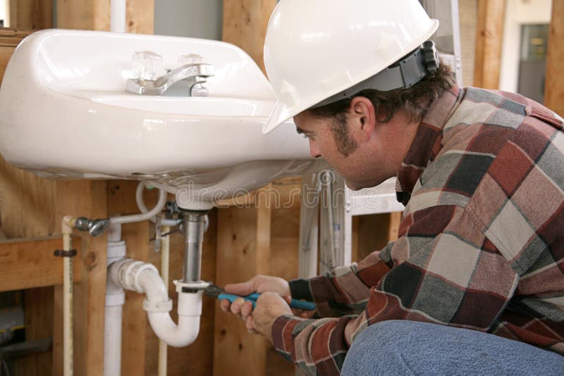 Plomero en nuevo construcción instalación el cuarto de bano instalación.