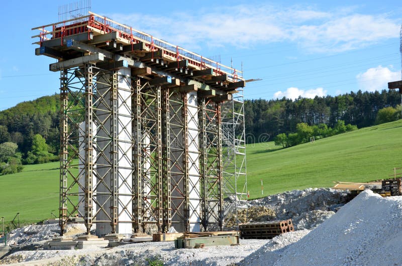 Proces výstavby pilířů, které budou součástí nové dálnice