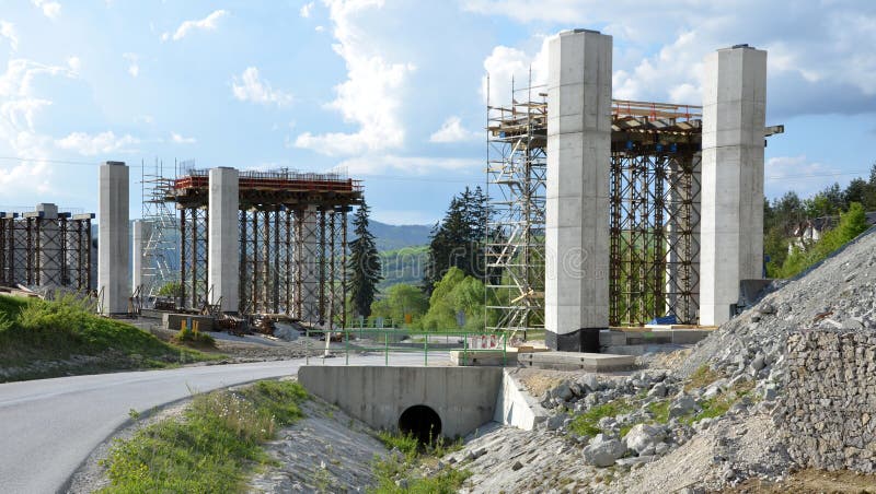 Proces výstavby pilierov, ktoré budú súčasťou novej diaľnice