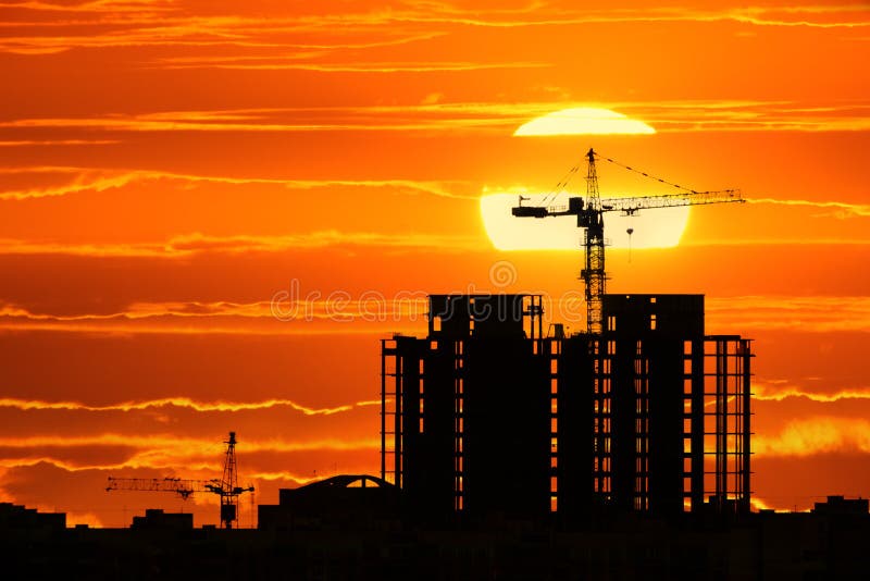 Costruzione contro tramonto il cielo il grande il sole.