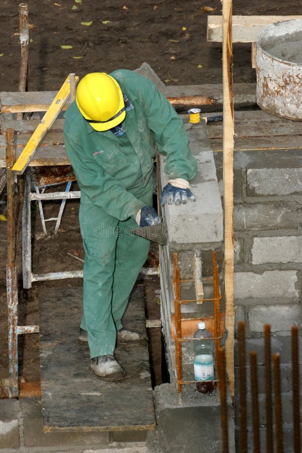 Construcción obrero durante su trabajar.