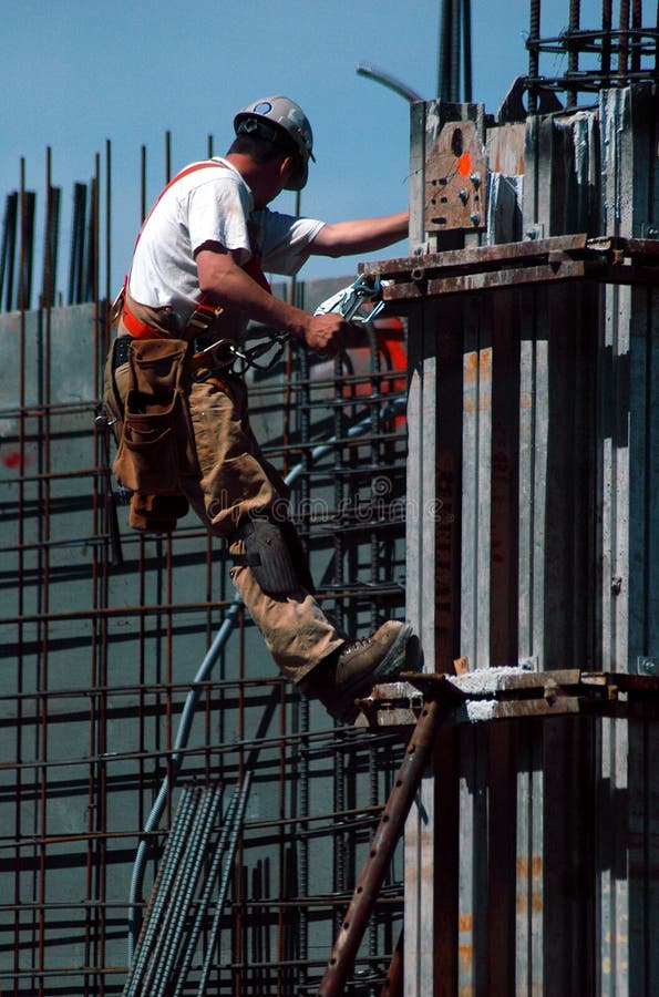 Construcción obrero sobre el reforzado concreto pilar.