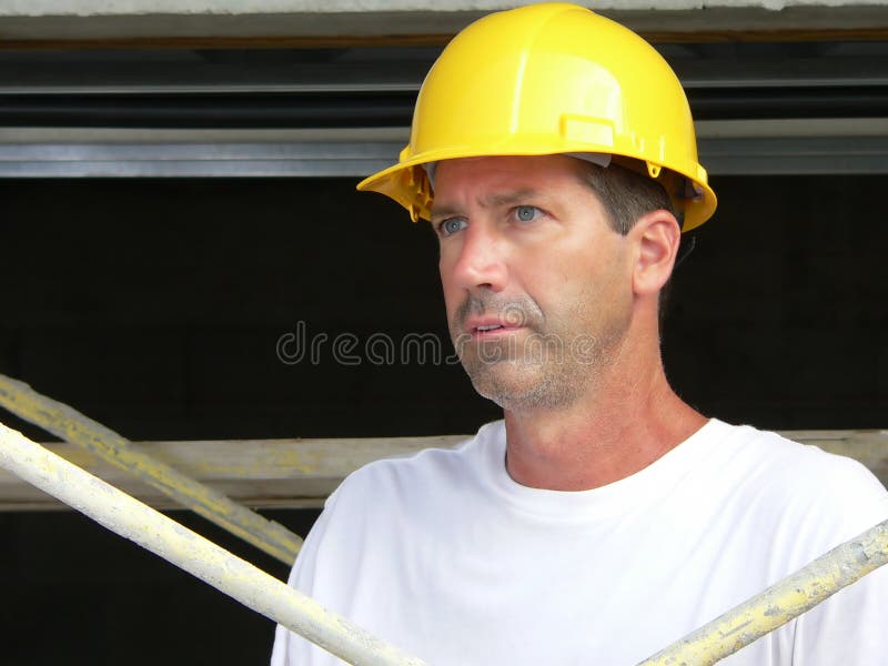 Stavební Dělník, stojící na staging na místě.