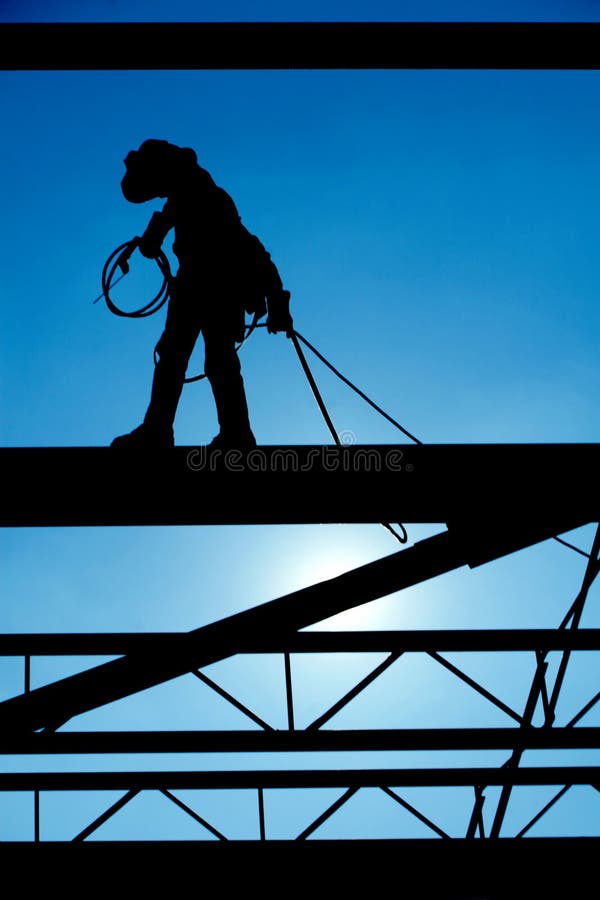 Schweißer geht die hohe Stahl auf einer Baustelle.