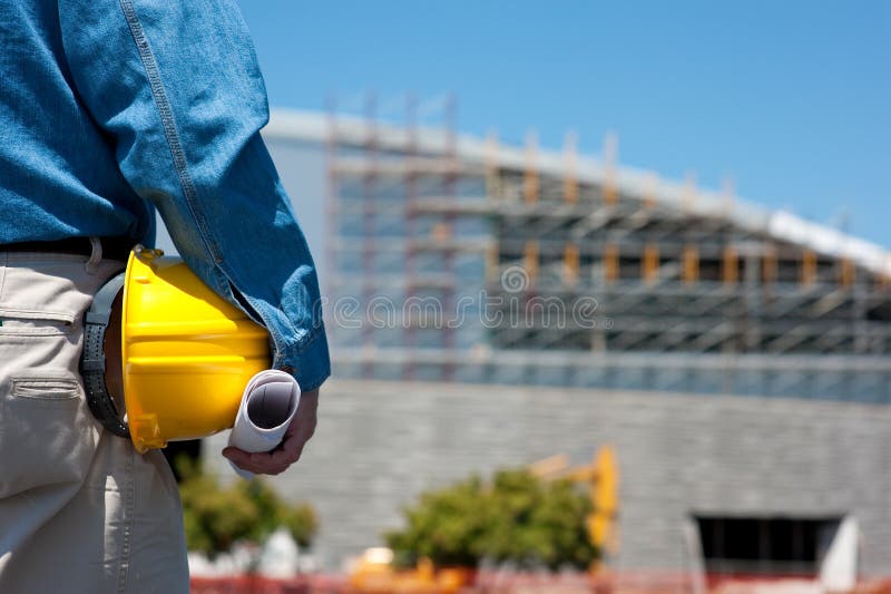 Construcción obrero o el capataz sobre el construcción paginas azul prensa duro un sombrero.