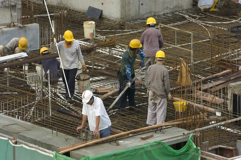 Dei lavoratori in cantiere per un grattacielo residenziale a condominio.