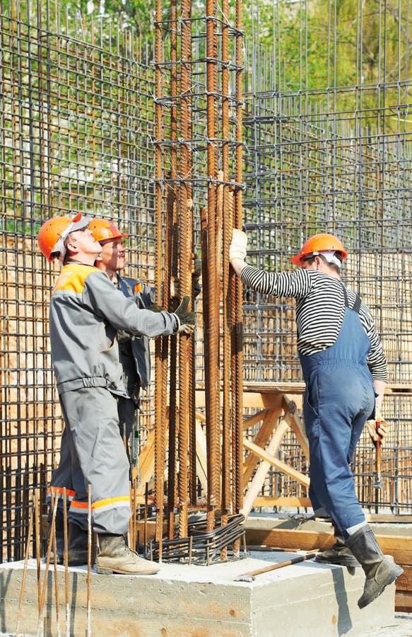 Costruttore lavoratori installazione metallo aste barre struttura amplificazione calcestruzzo fusione sul costruzione pagine.
