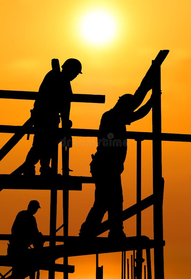 Silhouette di costruzione lavoratori sul ponteggio di lavoro sotto un sole caldo.