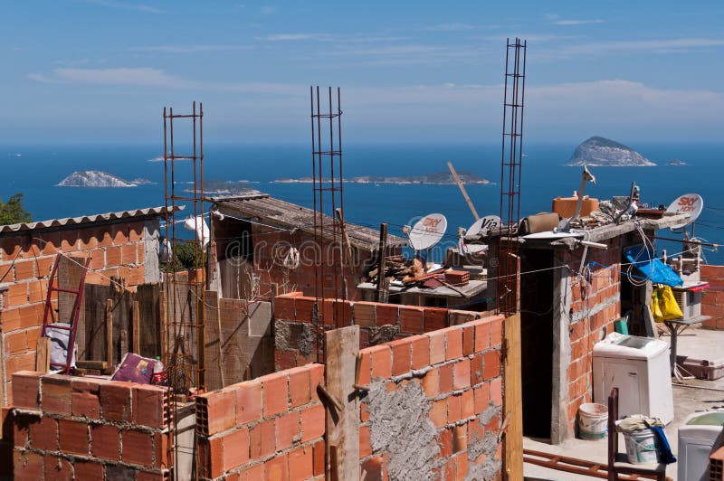 Constructions résidentielles fragiles de favela Vidigal en Rio de Janeiro image libre de droits Constructions résidentielles fragiles de favela Vidigal en Rio de Janeiro image libre de droits