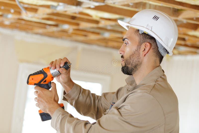 Constructor masculino con problemas de perforación imágenes de archivo libres de regalías