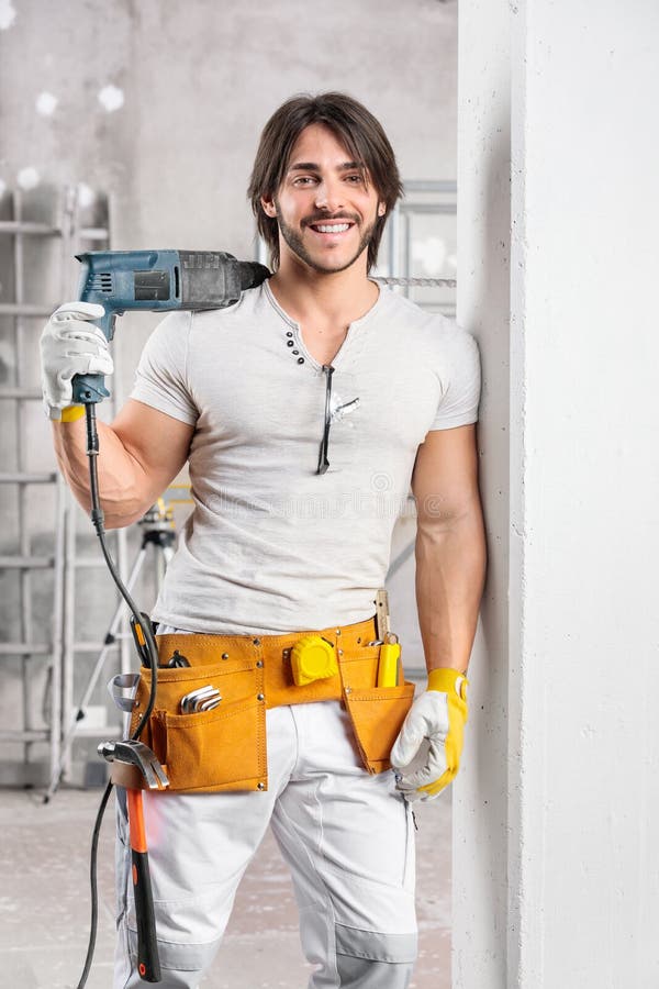 Constructor seguro con brote de perforación sobre hombro foto de archivo libre de regalías