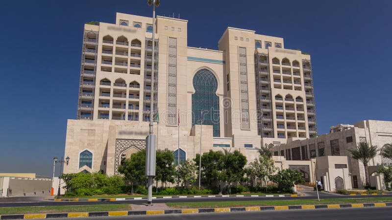 Construirea unui hotel luxos de 5 stele în hiperlapsul Ajman Timelapse cuibărit în apropierea apelor turcoase din golful arab. royalty free stock photography