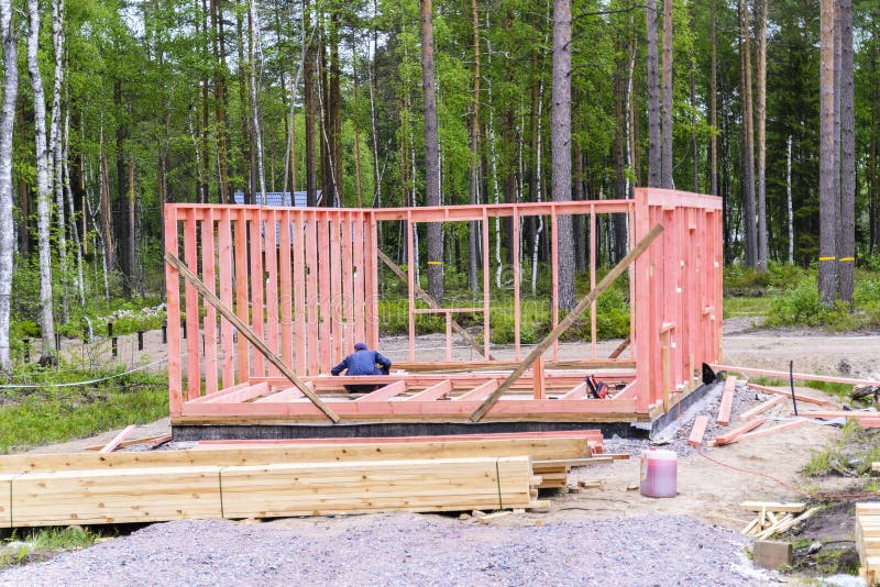 construit une maison de cadre, l'installation du cadre et les murs, le d?but de la construction Le concept de construire une mais photographie stock libre de droits construit une maison de cadre, l'installation du cadre et les murs, le d?but de la construction Le concept de construire une mais photographie stock libre de droits