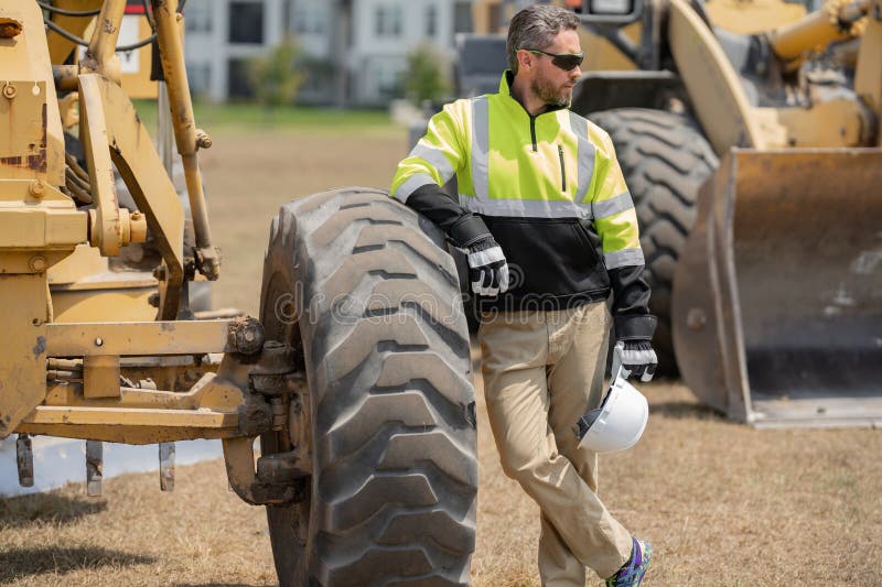 Trabalhador Da Construção Civil Em Casa Em Construção. Trabalhador Da  Construção De Um Homem, Um Local De Trabalho. Retrato Do Con Imagem de  Stock - Imagem de trabalhador, projeto: 276287715