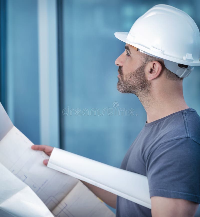 Construtor do arquiteto que estuda o plano da disposição da sala fotos de stock