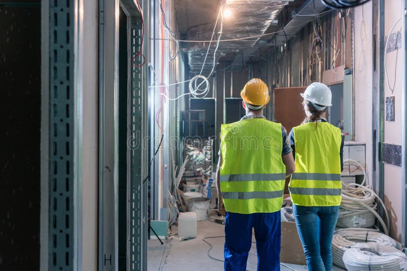 Pedreiro e operário da construção civil a inspecionar o local imagem de stock royalty free