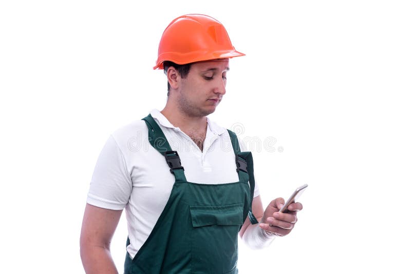 Construtor em capa segurando telefone celular isolado em branco.