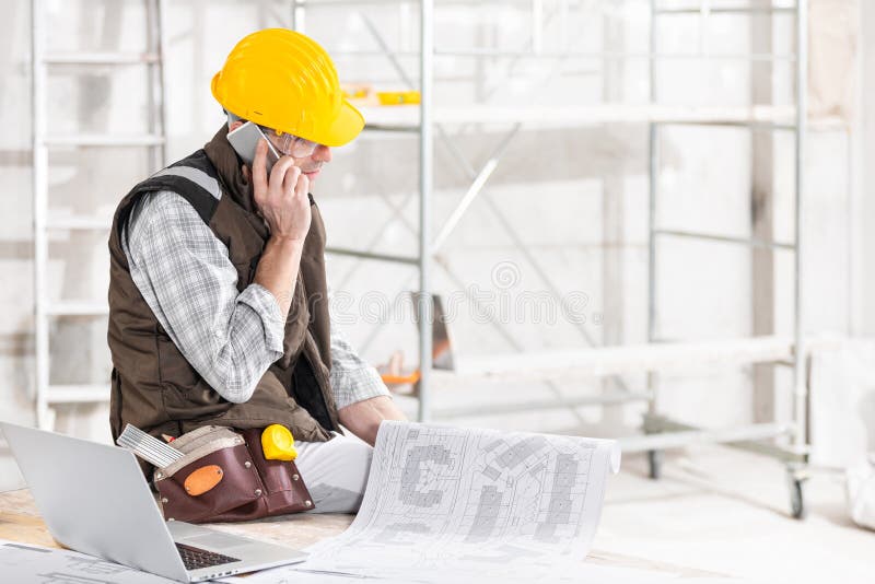 Construtor falando em um telefone celular
