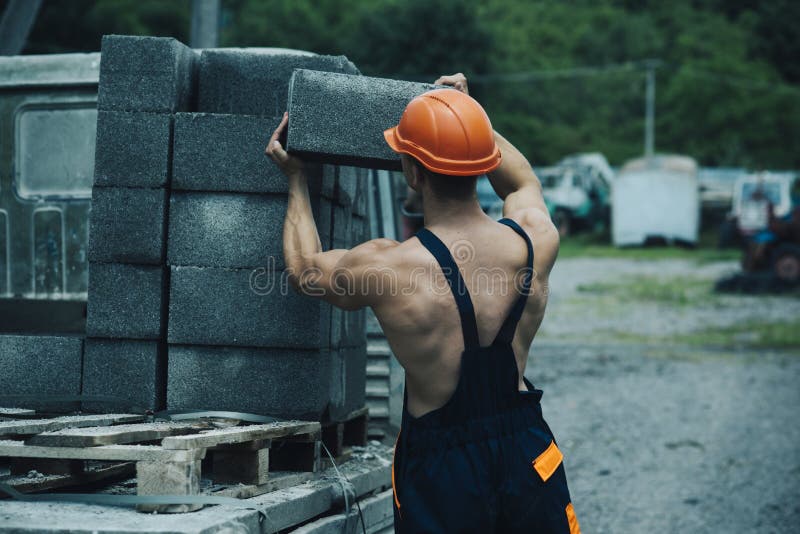 Homem Construtor Durante O Conceito De Trabalho PNG , Tijolo