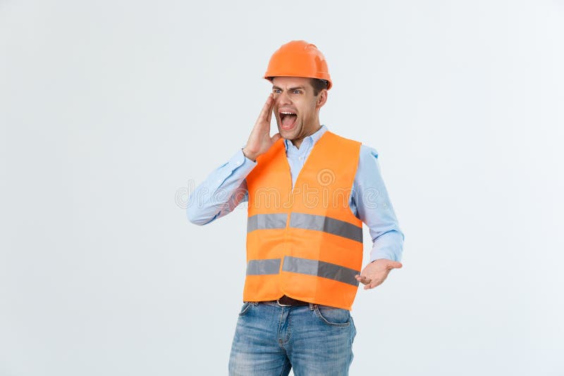 Construtor ou construtor irritado que gritam em alguém como o conceito da fúria isolado no fundo branco com copyspace fotografia de stock Construtor ou construtor irritado que gritam em alguém como o conceito da fúria isolado no fundo branco com copyspace fotografia de stock