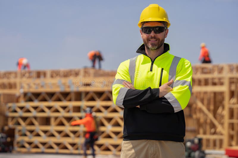 Trabalhador Da Construção Civil Em Casa Em Construção. Trabalhador Da  Construção De Um Homem, Um Local De Trabalho. Retrato Do Con Imagem de  Stock - Imagem de trabalhador, projeto: 276287715