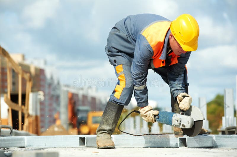 Construtor que trabalha com moedor da estaca fotografia de stock royalty free Construtor que trabalha com moedor da estaca fotografia de stock royalty free