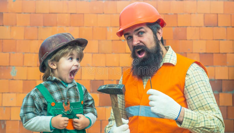 Família Americana Feliz Que Joga Com Construtor Em Casa Mãe E Pai Que  Ajudam a Construir a Construção Com Tijolos Imagem de Stock - Imagem de  menino, lazer: 132681749