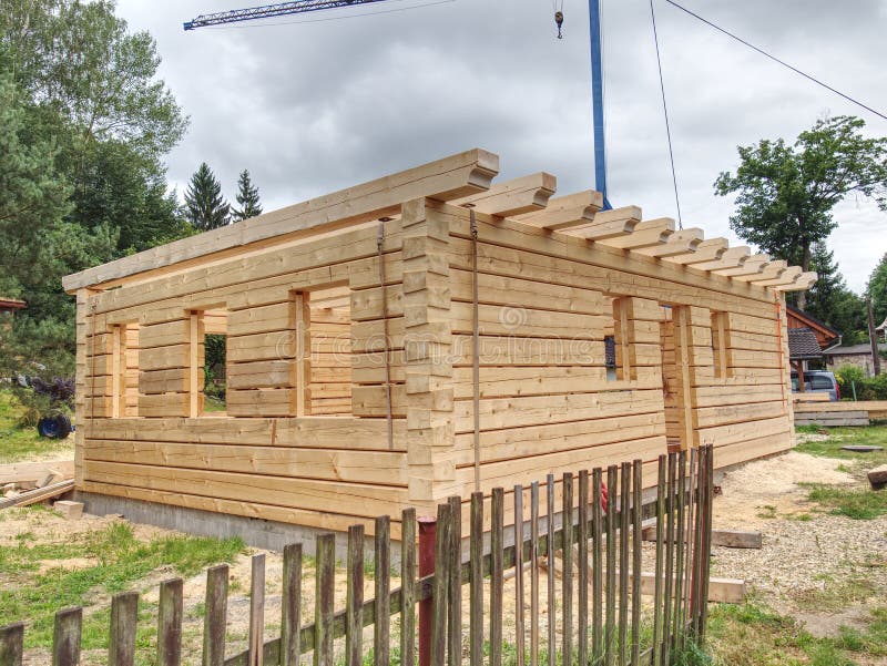 Construyendo casas familiares a partir de troncos de abeto. Edificio semiterminado imagenes de archivo Construyendo casas familiares a partir de troncos de abeto. Edificio semiterminado imagenes de archivo