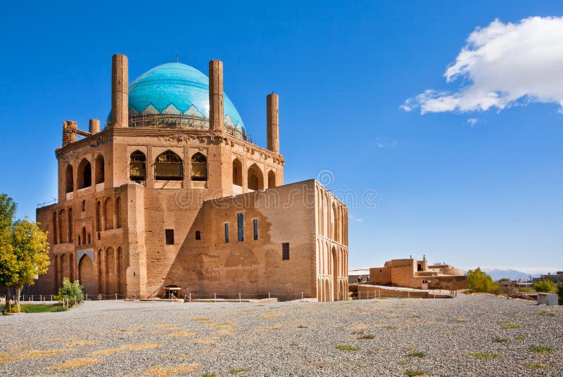 Construção antiga abobadada azul da abóbada do mausoléu de Soltaniyeh sob o céu claro