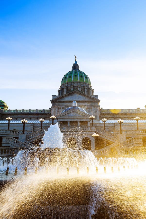 Construção capitala de Pensilvânia em Harrisburg Verso do com a fonte no primeiro plano imagem de stock royalty free Construção capitala de Pensilvânia em Harrisburg Verso do com a fonte no primeiro plano imagem de stock royalty free