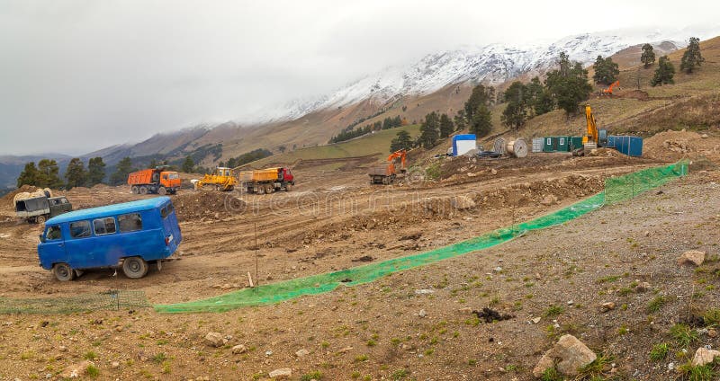Construção da estância de esqui do parque de Arkhyz foto de stock royalty free