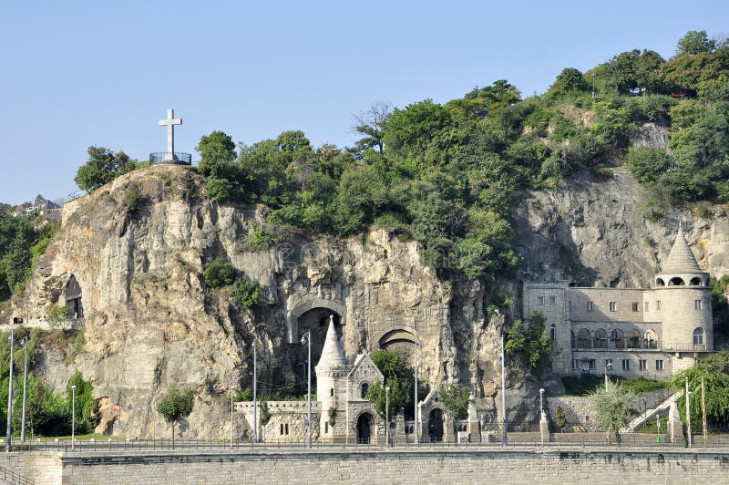 Construção da igreja e do castelo na rocha foto de stock Construção da igreja e do castelo na rocha foto de stock