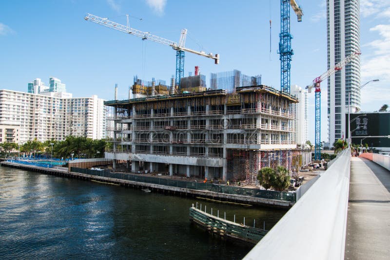 Construção da construção perto da ponte foto de stock Construção da construção perto da ponte foto de stock