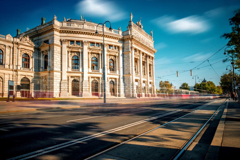 Construção de Burgtheater em Viena imagens de stock royalty free Construção de Burgtheater em Viena imagens de stock royalty free