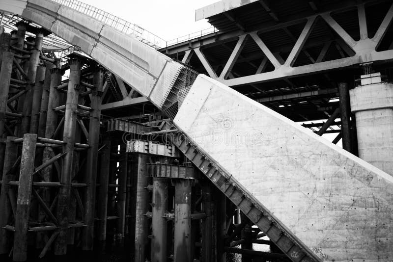 Construção de uma ponte industrial do rio poderoso fotografia de stock royalty free Construção de uma ponte industrial do rio poderoso fotografia de stock royalty free