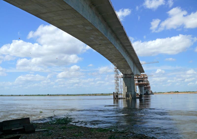 Construção de uma ponte sobre o Zambezi River. imagens de stock Construção de uma ponte sobre o Zambezi River. imagens de stock