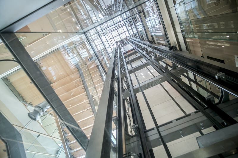 Construção de vidro moderna do eixo de elevador do elevador transparente fotografia de stock royalty free Construção de vidro moderna do eixo de elevador do elevador transparente fotografia de stock royalty free