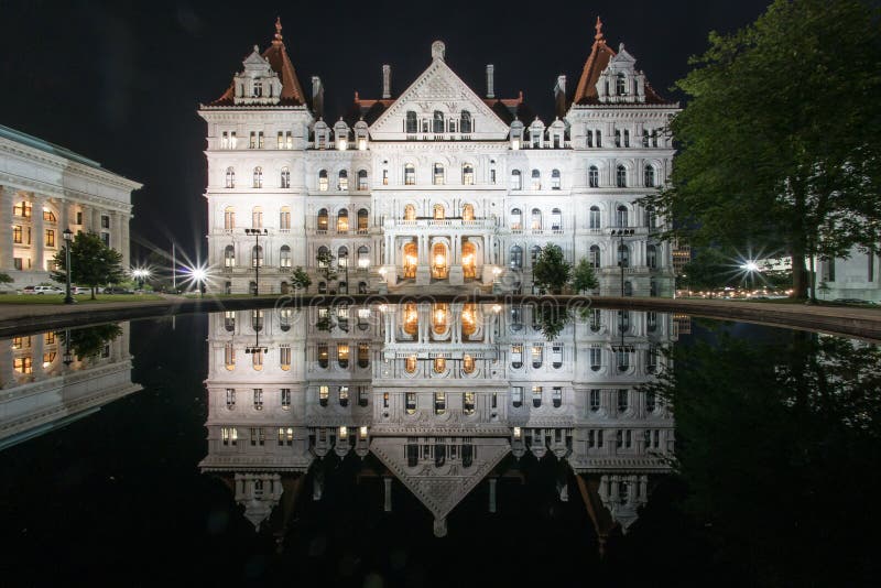 Construção do Capitólio dos Estados de Nova Iorque na noite imagem de stock Construção do Capitólio dos Estados de Nova Iorque na noite imagem de stock