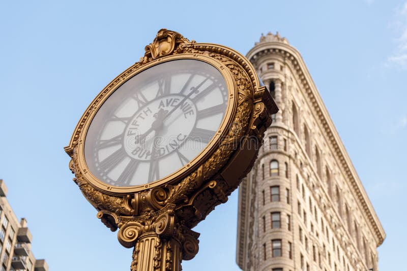A construção do ferro de passar roupa com o 5o pulso de disparo da construção da avenida em Manhattan em New York, NY imagem de stock A construção do ferro de passar roupa com o 5o pulso de disparo da construção da avenida em Manhattan em New York, NY imagem de stock