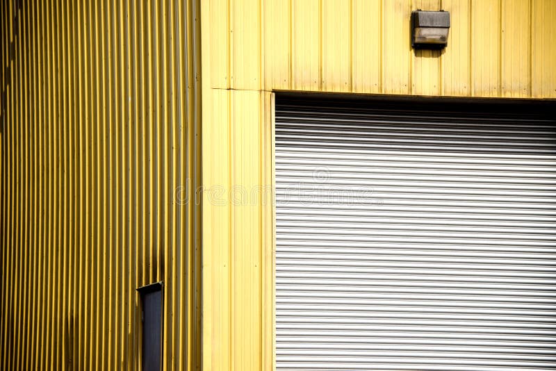 Construção industrial com porta da garagem imagens de stock royalty free Construção industrial com porta da garagem imagens de stock royalty free