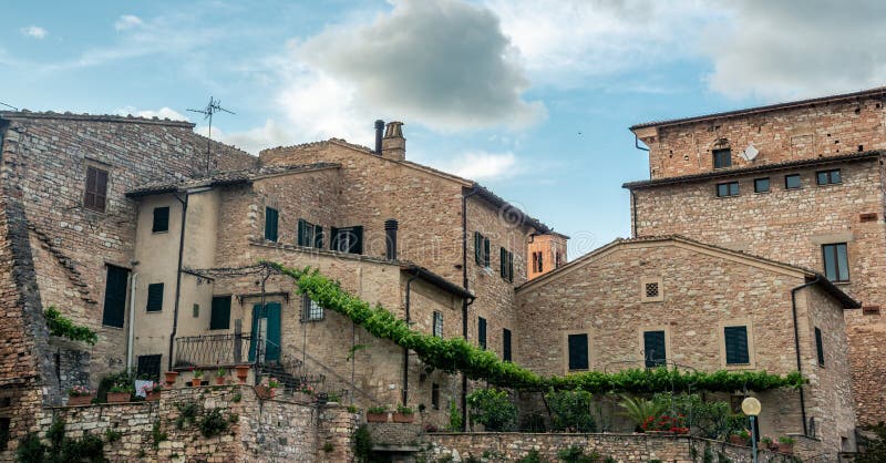 Construção medieval italiana tradicional com as casas no centro histórico da cidade bonita de Spello, em Umbria Region, Itália foto de stock