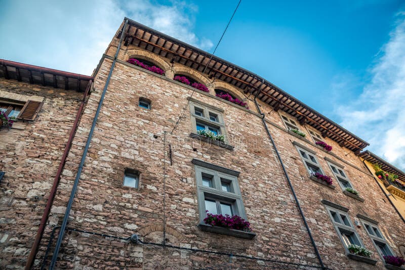 Construção medieval italiana tradicional com as casas no centro histórico da cidade bonita de Spello, em Umbria Region, Itália fotos de stock royalty free