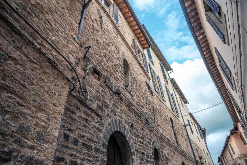 Construção medieval italiana tradicional com as casas no centro histórico da cidade bonita de Spello, em Umbria Region, Itália fotografia de stock