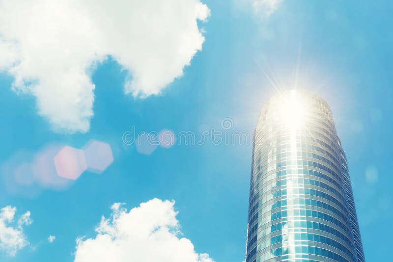 Construção moderna alta com vidro com céu azul e luz solar Busi imagens de stock royalty free Construção moderna alta com vidro com céu azul e luz solar Busi imagens de stock royalty free