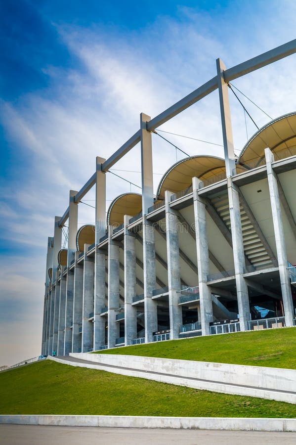 A construção moderna da arena nacional em Bucareste imagens de stock A construção moderna da arena nacional em Bucareste imagens de stock